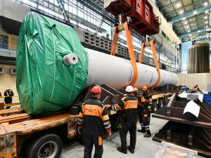 Škodováci expedovali z výrobní haly na obřím podvalníku těleso čpavkového reaktoru. Míří do Litvínova