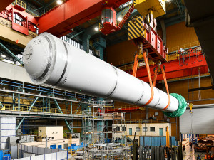 Škodováci expedovali z výrobní haly na obřím podvalníku těleso čpavkového reaktoru. Míří do Litvínova