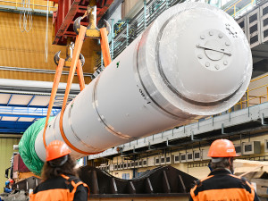 Škodováci expedovali z výrobní haly na obřím podvalníku těleso čpavkového reaktoru. Míří do Litvínova