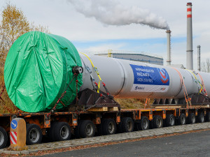 Škodováci expedovali z výrobní haly na obřím podvalníku těleso čpavkového reaktoru. Míří do Litvínova