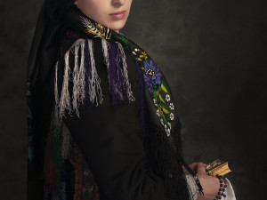 Chodský kroj pro nevěstu byl především tmavý. To aby se dal najevo smutek z odloučení od rodičů. Na hlavě nevěsta většinou měla kytičky a mašličky, zaplétané do celistvého čepení. Proč má tedy tato nevěsta tmavý šátek? Protože je v požehnaném stavu. Nevěs