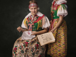 Co s dlouhými podzimními večery? Ideální příležitost věnovat se ruční práci! Dívky z Postřekova na sobě mají tradiční atlasové fěrtochy s kvítky, které byly součástí slavnostního, takzvaného velkého kroje. Hlavy jim zdobí vínky, pozůstatek starých slavnos