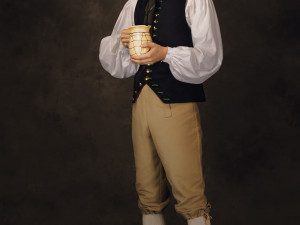 Plzeňský hoch je oblečený do bílé košile, která byla obvykle zhotovovaná z domácího plátna a žlutohnědých kalhot. Vesta je ušitá z modrého sukna s červeným lemováním. Na rozdíl od chodských vest postrádá plzeňská vesta barevné vyšívání, typické jsou zelen