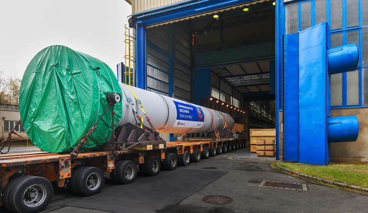 Škodováci expedovali z výrobní haly na obřím podvalníku těleso čpavkového reaktoru. Míří do Litvínova