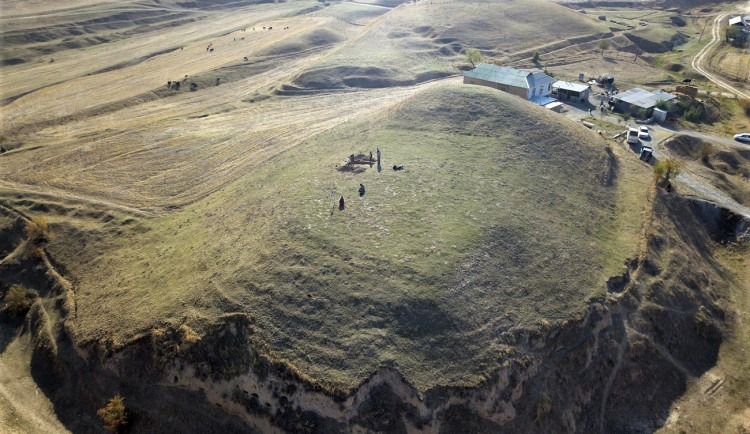 Archeologický průzkum na sídlištním pahorku