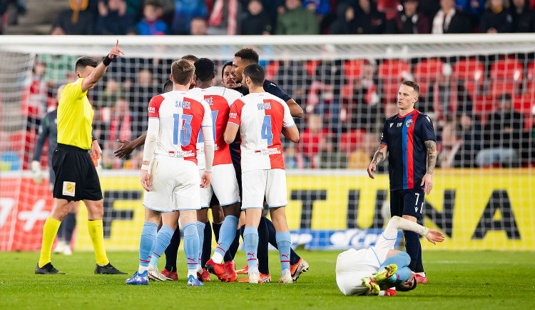 Za výbušné utkání Plzně se Slavií nadělovala disciplinárka viktoriánům tresty, rasismus na Mosqueru není vyřešen