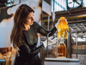 Pilsner Urquell vydraží edici lahví od přední české designérky, výtěžek půjde pro Centrum Paraple