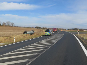 Seniorka (80) si spletla brzdu s plynem a přistála na střeše na poli, další motoristku uvěznila betonová zábrana