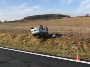 Seniorka (80) si spletla brzdu s plynem a přistála na střeše na poli, další motoristku uvěznila betonová zábrana