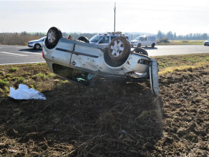 Seniorka (80) si spletla brzdu s plynem a přistála na střeše na poli, další motoristku uvěznila betonová zábrana