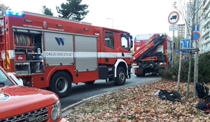 Hasiči kvůli úniku plynu evakuovali na Lochotíně celý panelák