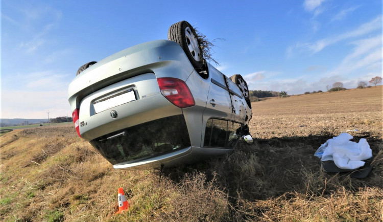Seniorka přistála s autem na poli