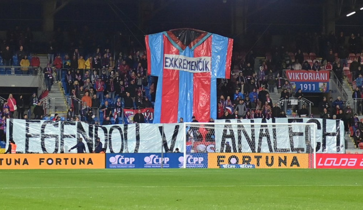 Proti Olomouci žádné góly nepadly, místo toho kotel fanoušků poslal drsný vzkaz Krmenčíkovi