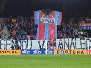 Proti Olomouci žádné góly nepadly, místo toho kotel fanoušků poslal drsný vzkaz Krmenčíkovi