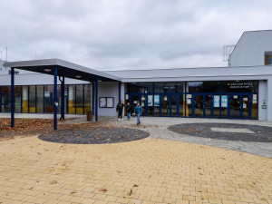 Základní škola se dočkala rekonstrukce za 56 milionů, nová je fasáda, okna i střechy