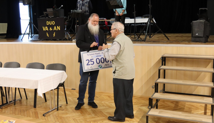 Starosta Aschenbrenner předal finanční šek na 25 000 Kč