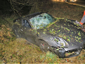 Dvacetiletý řidič vyletěl ze silnice se sporťákem Porsche 911 Turbo, škoda je vyčíslena na tři miliony