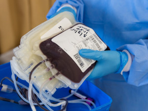 Zásoby krve v nemocnicích se ztenčují, kvůli pandemii chodí méně dárců