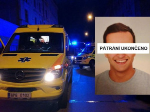 Ve světlíku jednoho plzeňského domu našli večer mrtvého muže, jde o pohřešovaného medika z Portugalska