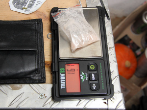 Při domovní prohlídce našli policisté drogy i injekční stříkačky