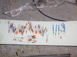 Při domovní prohlídce našli policisté drogy i injekční stříkačky