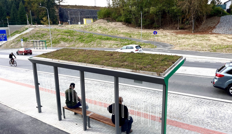 Dvě zastávky zdobí zelené střechy, pomohou zadržet vodu a snížit teplotu