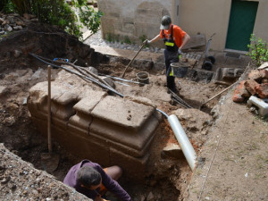 Aktuální odkryv západní zdi kaple sv. Bartoloměje. Pohled shora (od severu) a do interiéru