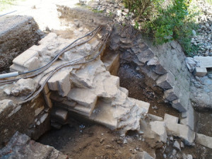 Pohled na odhalený pozůstatek nároží románské kaple sv. Bartoloměje a částečně rozebranou tarasní zeď. (foto Pavel Macků, NPÚ, ÚOP v Telči)