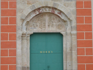 Nedávno obnovený kostel Nanebevzetí Panny Marie v areálu kláštera v Plasích. Detail prezentace objeveného románského vstupního portálu.