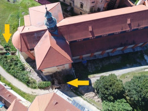 Kostel Nanebevzetí Panny Marie, stojící mezi konventem (nahoře) a prelaturou (dole). Šipkami jsou vyznačená místa probíhajících výzkumů – románské kaple (dole) a hřbitova (vlevo). (foto Pavel Macků, NPÚ, ÚOP v Telči)