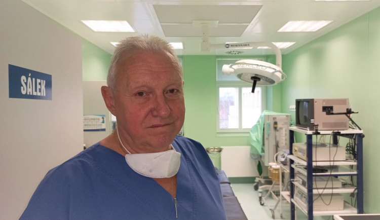 Do společnosti výjimečných chirurgů vstoupil exprimář Svatopluk Šmíd, kosti rovná i v sedmdesáti