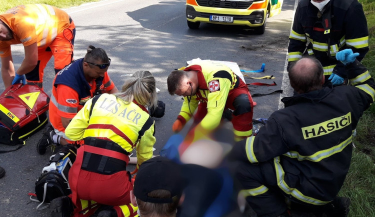 Náklaďák zdemoloval betonovou zastávku i s mužem, který byl zrovna uvnitř. Ten drtivý náraz nepřežil