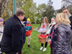 Záhonek s vlčími máky zaplnily stovky květin, připomínají válečné hrdiny a veterány