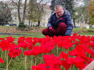 Záhonek s vlčími máky zaplnily stovky květin, připomínají válečné hrdiny a veterány
