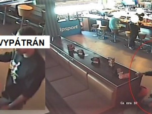Agresor brutálně napadl návštěvníka sportbaru, policie dopadla muže z kamerového záznamu