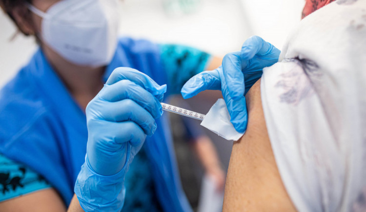 V důsledku narůstající epidemie některé nemocnice stěhují očkovací místa mimo své areály