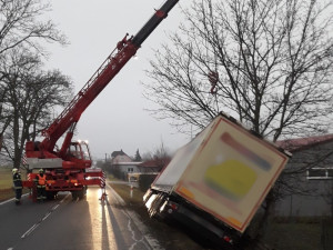 Řidiče kamionu postihly za jízdy velmi vážné zdravotní problémy, vozidlo skončilo v příkopu