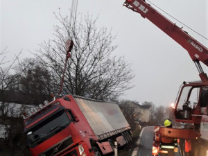 Řidiče kamionu postihly za jízdy velmi vážné zdravotní problémy, vozidlo skončilo v příkopu