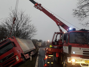 Řidiče kamionu postihly za jízdy velmi vážné zdravotní problémy, vozidlo skončilo v příkopu