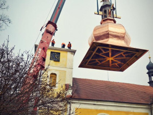 Věž kostela sv. Petra a Pavla opět zdobí několikatunová báň