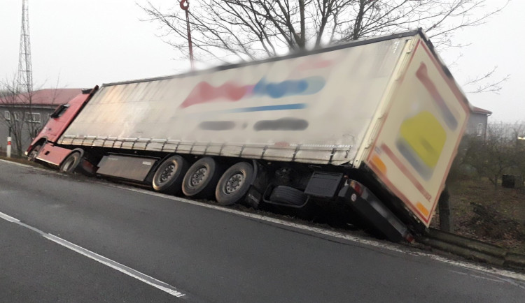 Řidiče kamionu postihly za jízdy velmi vážné zdravotní problémy, vozidlo skončilo v příkopu