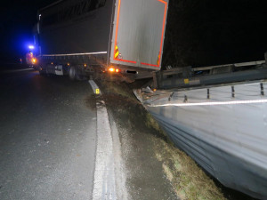 Pod přívěsem náklaďáku se utrhla krajnice, skončil převrácený na pastvině