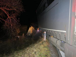 Pod přívěsem náklaďáku se utrhla krajnice, skončil převrácený na pastvině