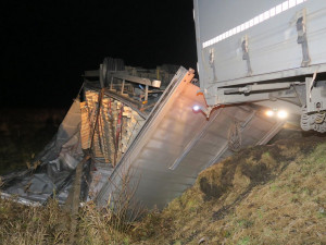 Pod přívěsem náklaďáku se utrhla krajnice, skončil převrácený na pastvině