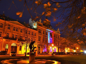 Řada budov v Plzni se zahalí do barev české vlajky, před Besedou zazní Modlitba pro Martu