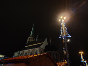 Některé ulice už se pyšní vánoční výzdobou, starší prvky nahradí nové s nižší spotřebou