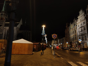 Některé ulice už se pyšní vánoční výzdobou, starší prvky nahradí nové s nižší spotřebou