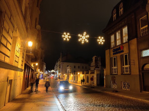 Některé ulice už se pyšní vánoční výzdobou, starší prvky nahradí nové s nižší spotřebou