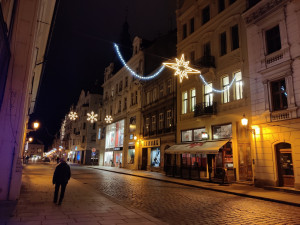 Některé ulice už se pyšní vánoční výzdobou, starší prvky nahradí nové s nižší spotřebou