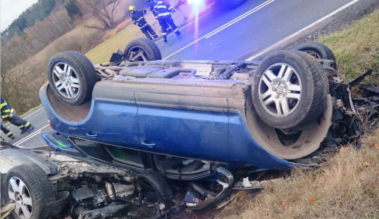 Při čelním střetu dvou osobních automobilů se zranili čtyři lidé, jedna žena je v kritickém stavu